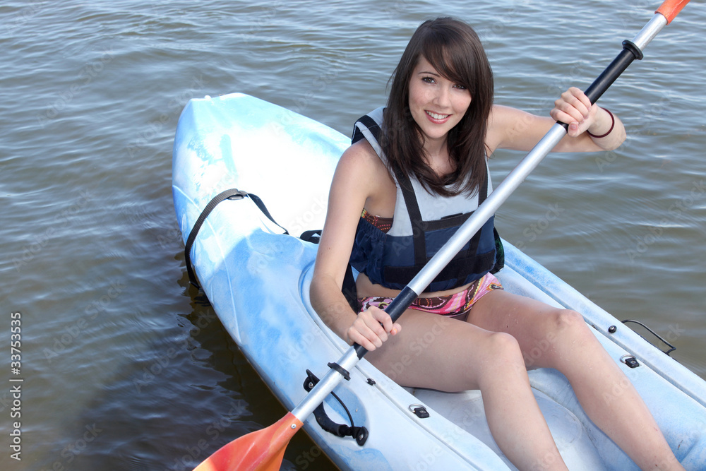 Obraz premium portrait of a young woman on a kayak
