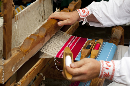 Photos wooden loom with weaver