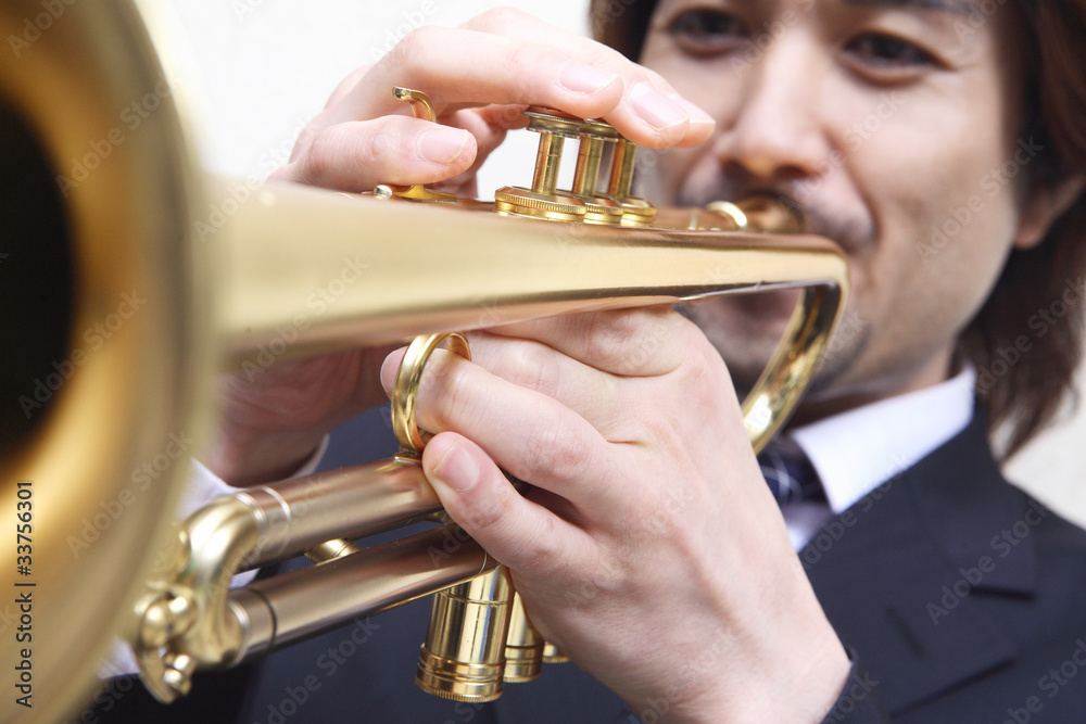 Obraz premium トランペットを吹く男性