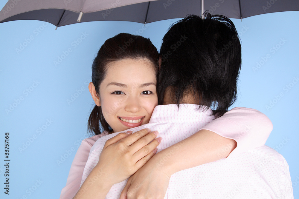 男性に抱きつく女性 Stock 写真 | Adobe Stock
