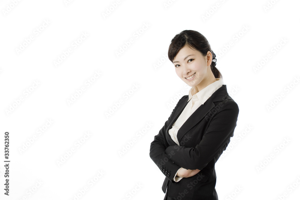 腕組みする女性社員 腕組みする女性社員