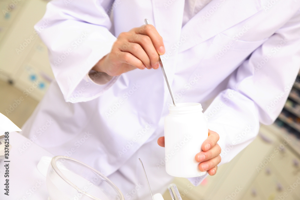 薬を調合する薬剤師イメージ Stock Photo Adobe Stock