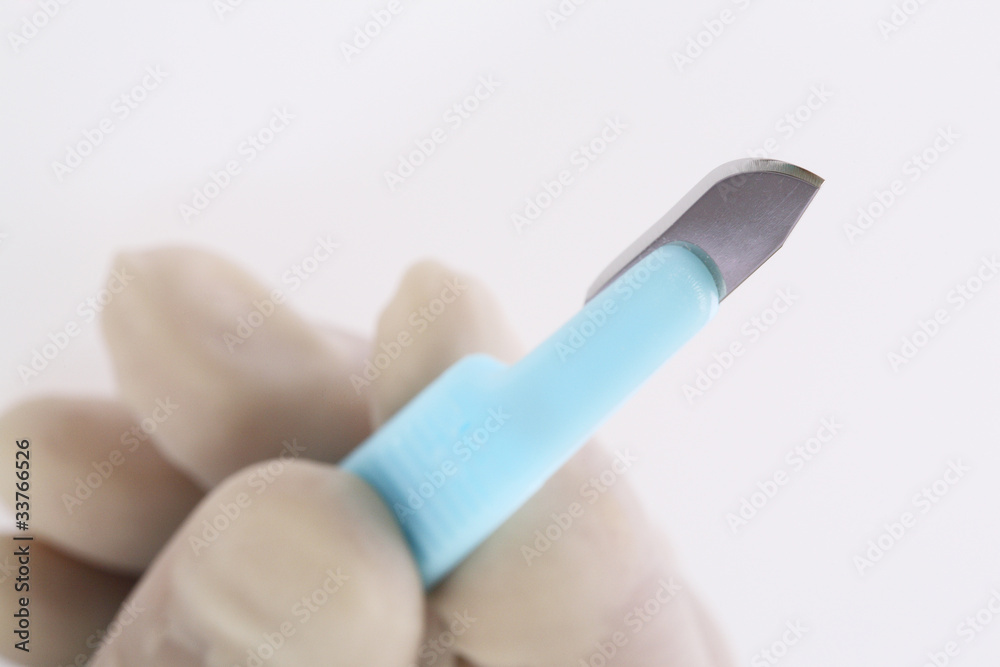 メスを持つ医者の手元 メスを持つ医者の手元