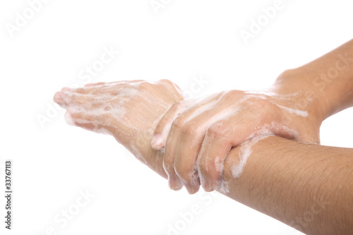 石鹸で手を洗う男性の手元