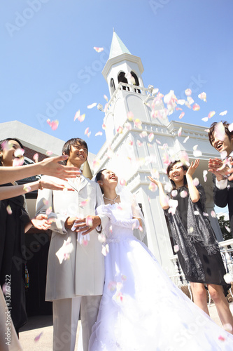 フラワーシャワーの祝福を受ける新郎・新婦