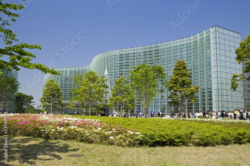 新緑と国立新美術館