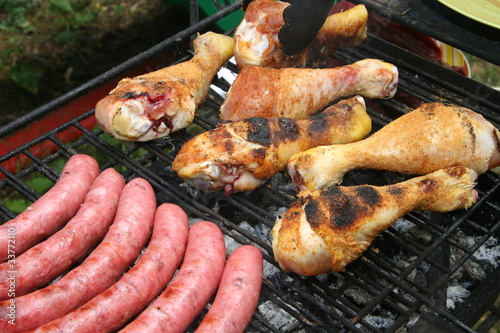 poulet et saucisse sur barbecue