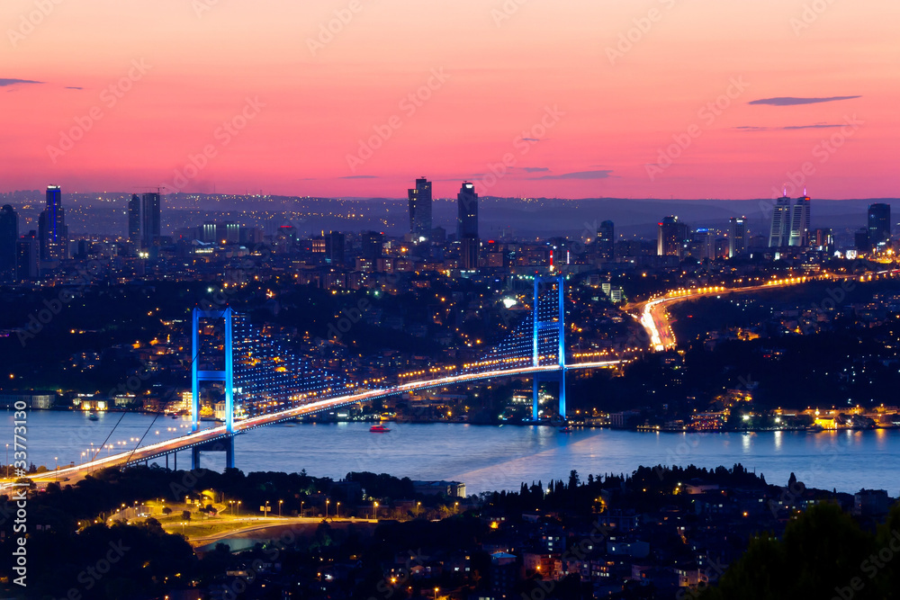 Naklejka premium Istanbul Bosporus Bridge na zachód słońca