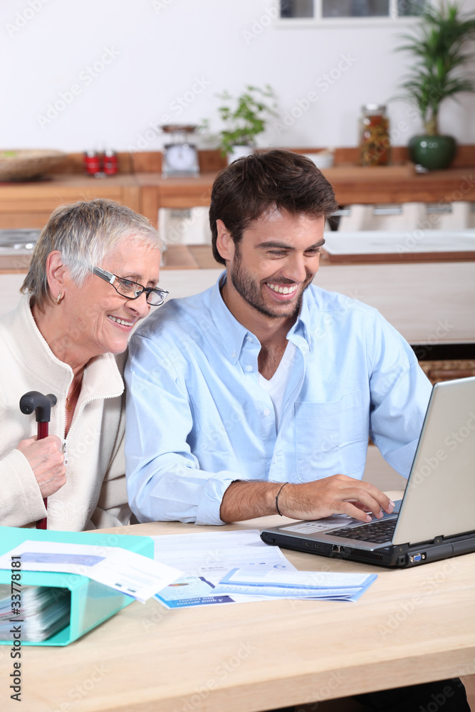 Obraz premium Happy doing accounting at home