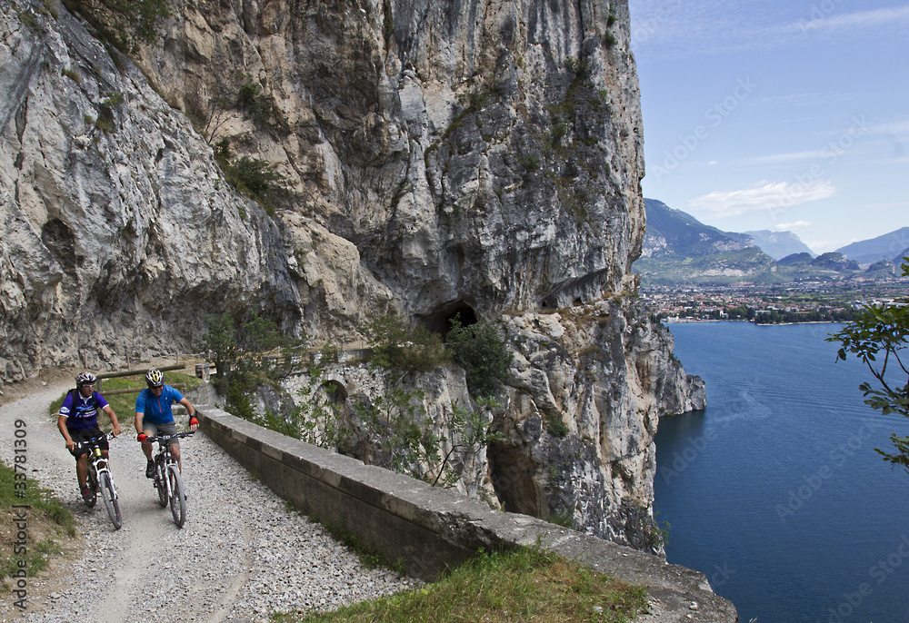 Fototapeta premium Mountainbiker bei Riva am Gardasee