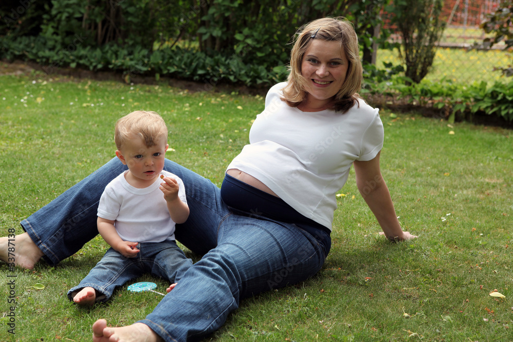 Fototapeta premium Schwangere Frau und Kind