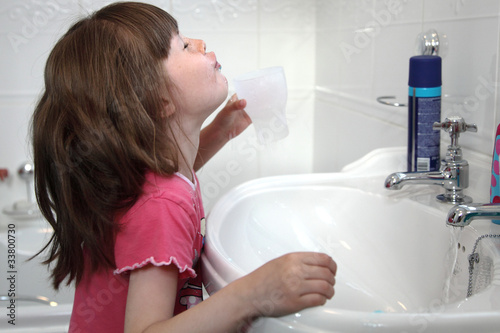 Fotografija Little Girl Brushing Teeth
