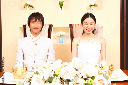 高砂の席に座る新郎・新婦