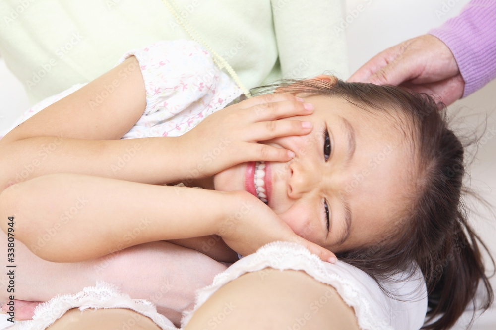 母親の膝で甘える女の子 母親の膝で甘える女の子