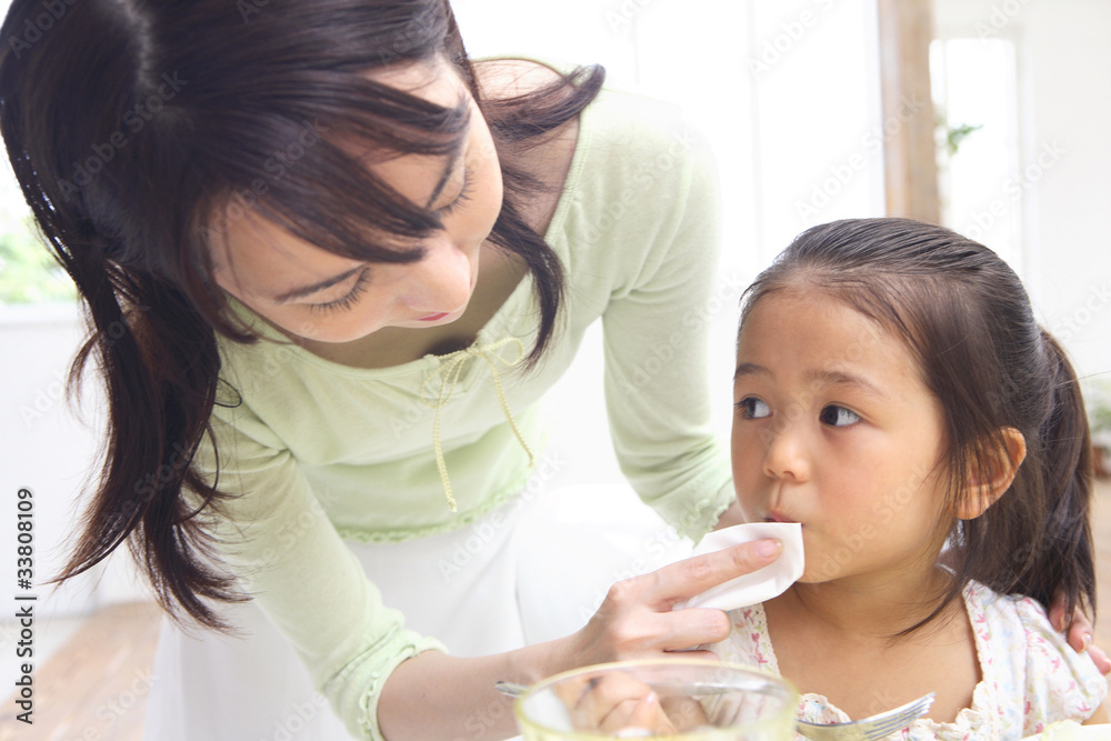 母子の食事風景