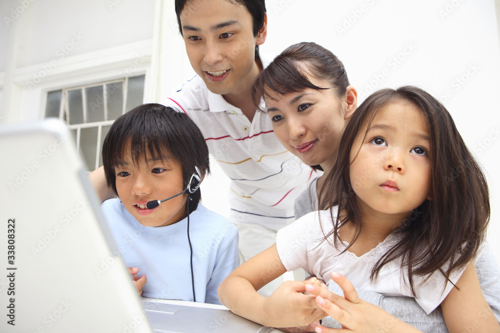 インターネットをしている親子