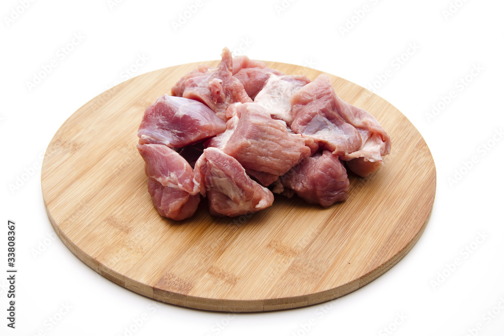 Rohes Gulasch auf Schneidebrett Rohes Gulasch auf Schneidebrett