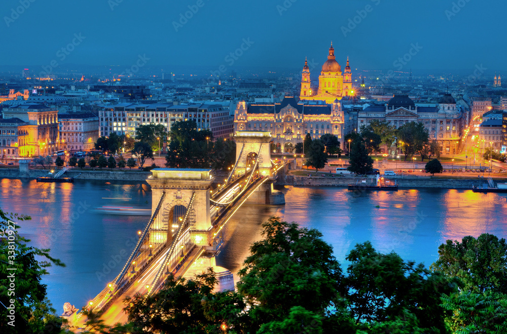 Obraz premium Budapeszteński Most Łańcuchowy i Bazylika św. Stefana