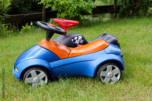 Auto bobbycar gras photo