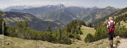 frau blickt in die bayrischen alpen am sonnwendjoch photo