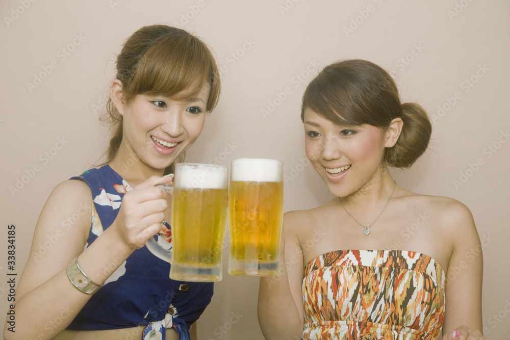 飲み会中ビールで乾杯をする女性2人 Stock Photo Adobe Stock