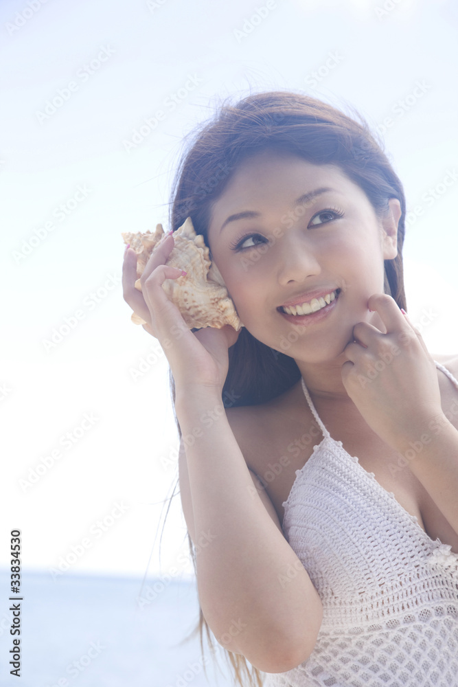 貝に耳を当てる女性 貝に耳を当てる女性