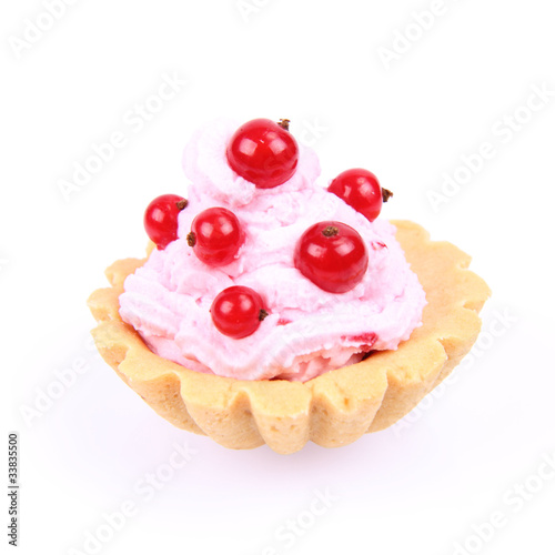 Tartlet with whipped cream and red currants