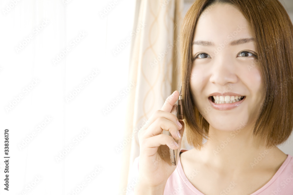 © paylessimages - 携帯電話で通話する女性