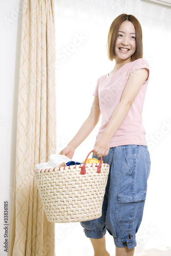 洗濯籠を持った女性