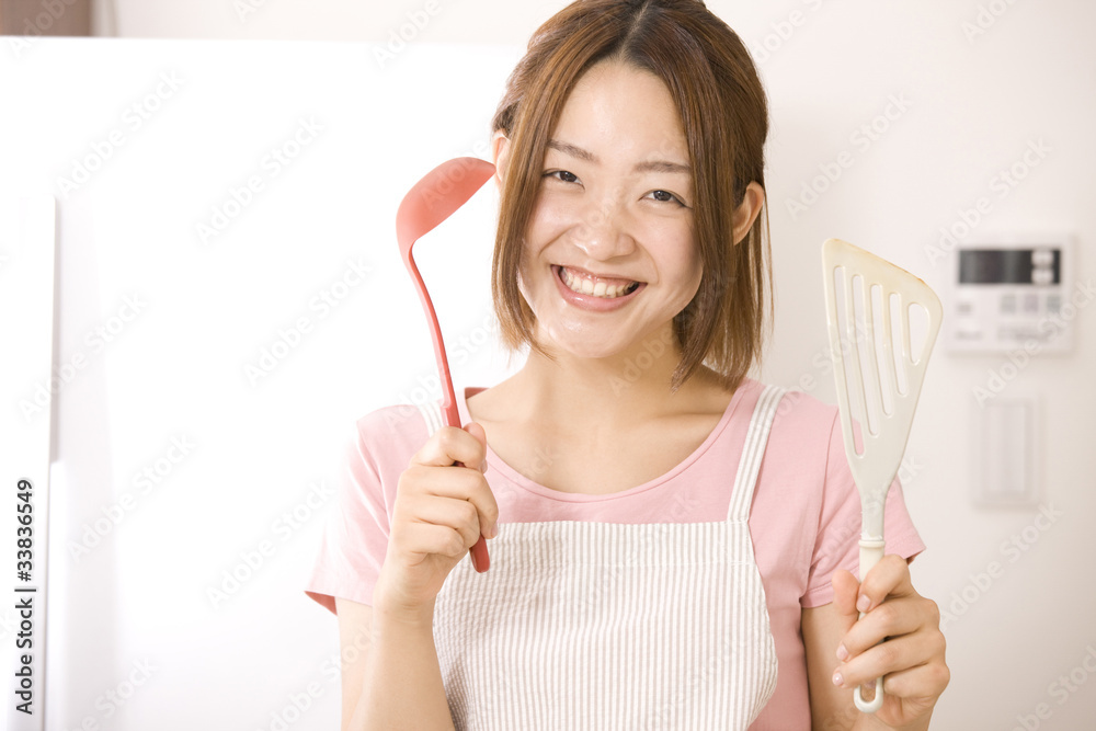 キッチンに立つ女性 キッチンに立つ女性