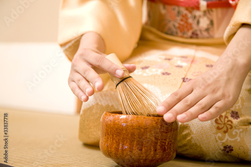 Foto お茶を立てる女性の手元
