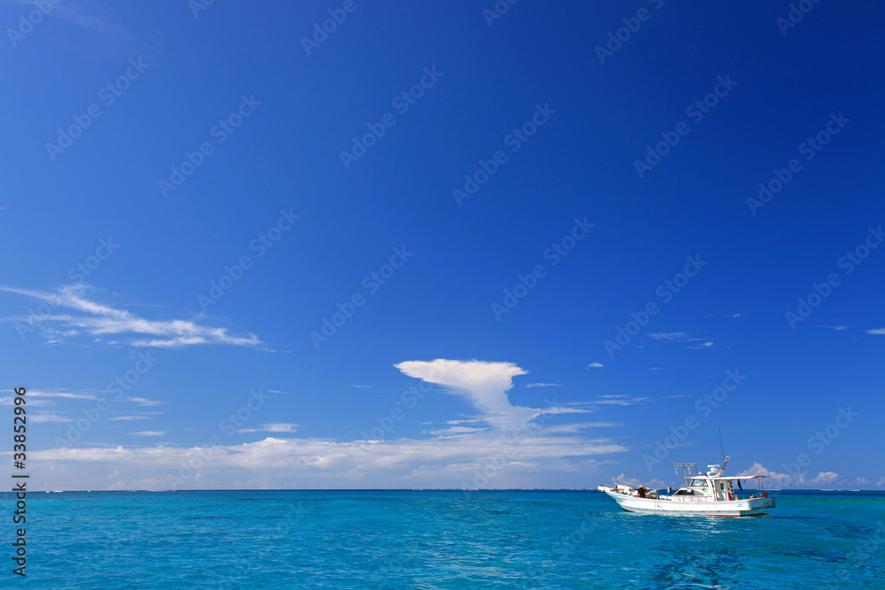 コマカ島の美しい海と青い空