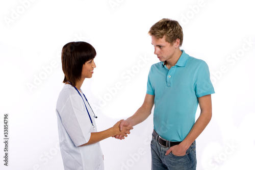 Ärztin begrüßt Patient