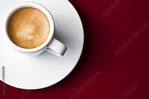 Taza de café sobre fondo rojo 3