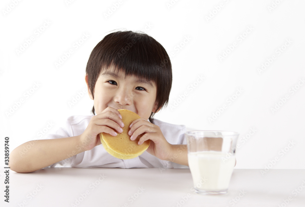 パンケーキを食べる子供