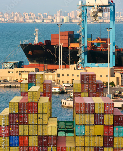 Containership unloads cargo containers