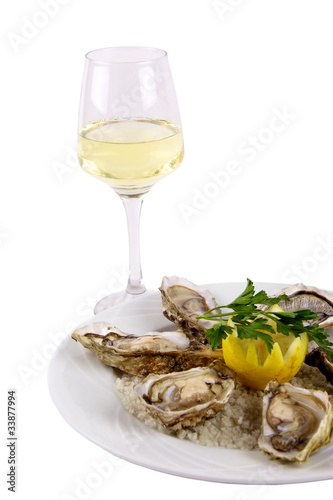 assiette d'huitres et verre de vin blanc photo