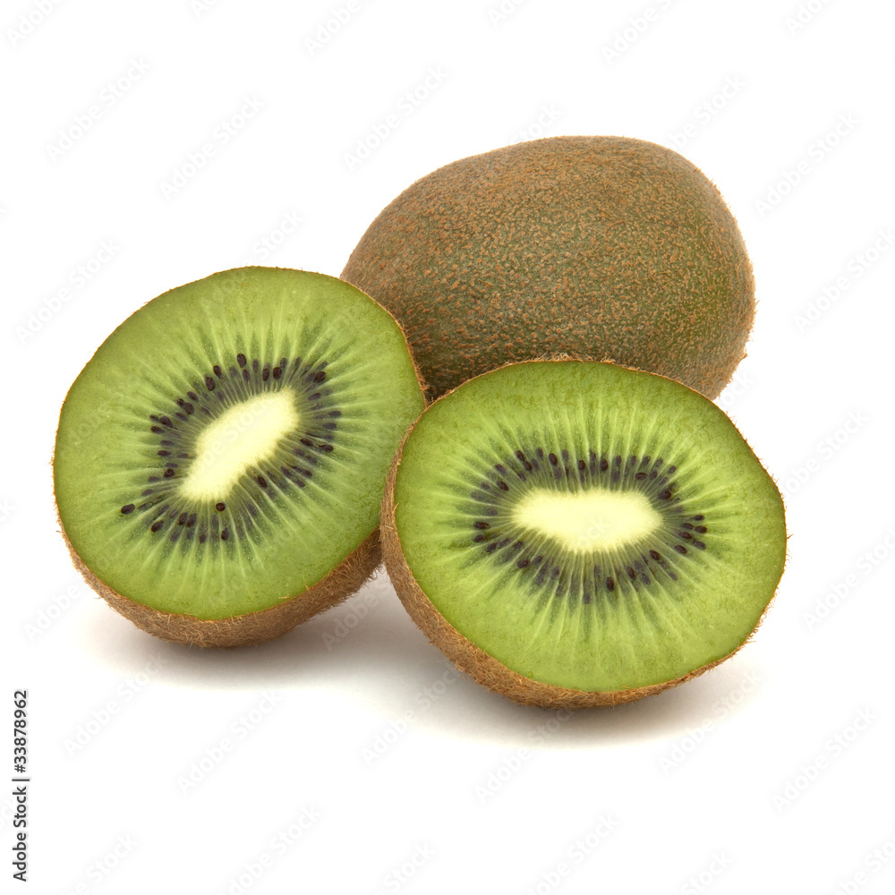 Zwei halbe Kiwis und eine ganze Kiwi im Hintergrund Zwei halbe Kiwis und eine ganze Kiwi im Hintergrund