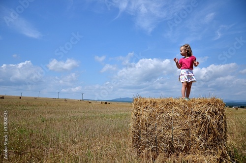 Enfant dans un champ