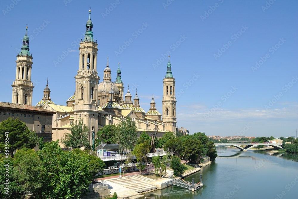 Catedral del Pilar de  Zaragoza junto al rio Ebro