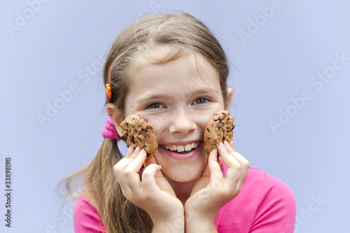 Mädchen ißt Schokoladenkekse © Joana Kruse