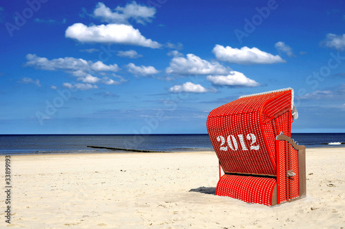 Roter Strandkorb am Meer 2012