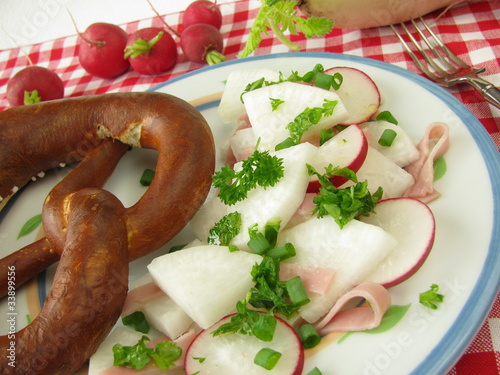 Rettichsalat mit Laugenbrezel photo