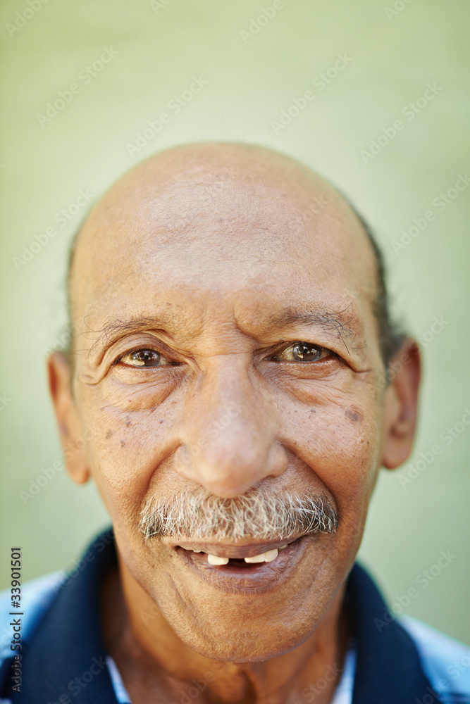 Obraz premium aged latino man smiling at camera