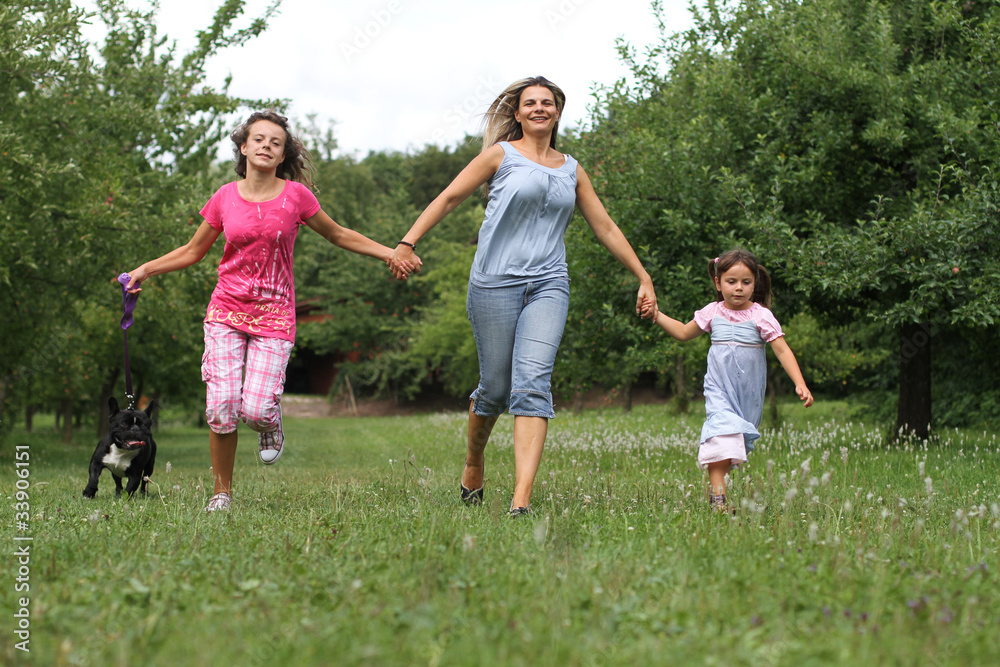 Familie auf Wiese