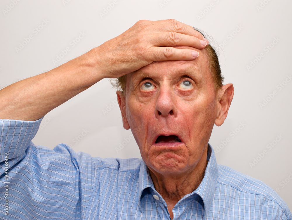 Obraz premium Senior oder Rentner beim Nachdenken