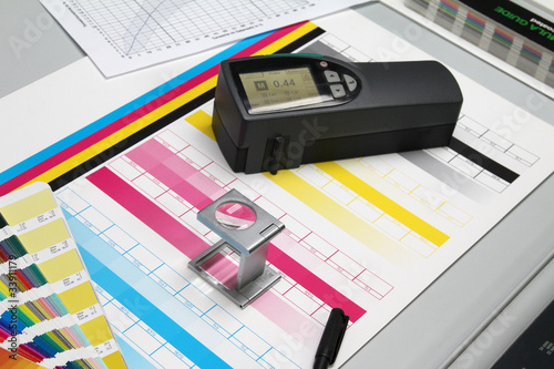 Druckbogen, Farben und Densitometer photo
