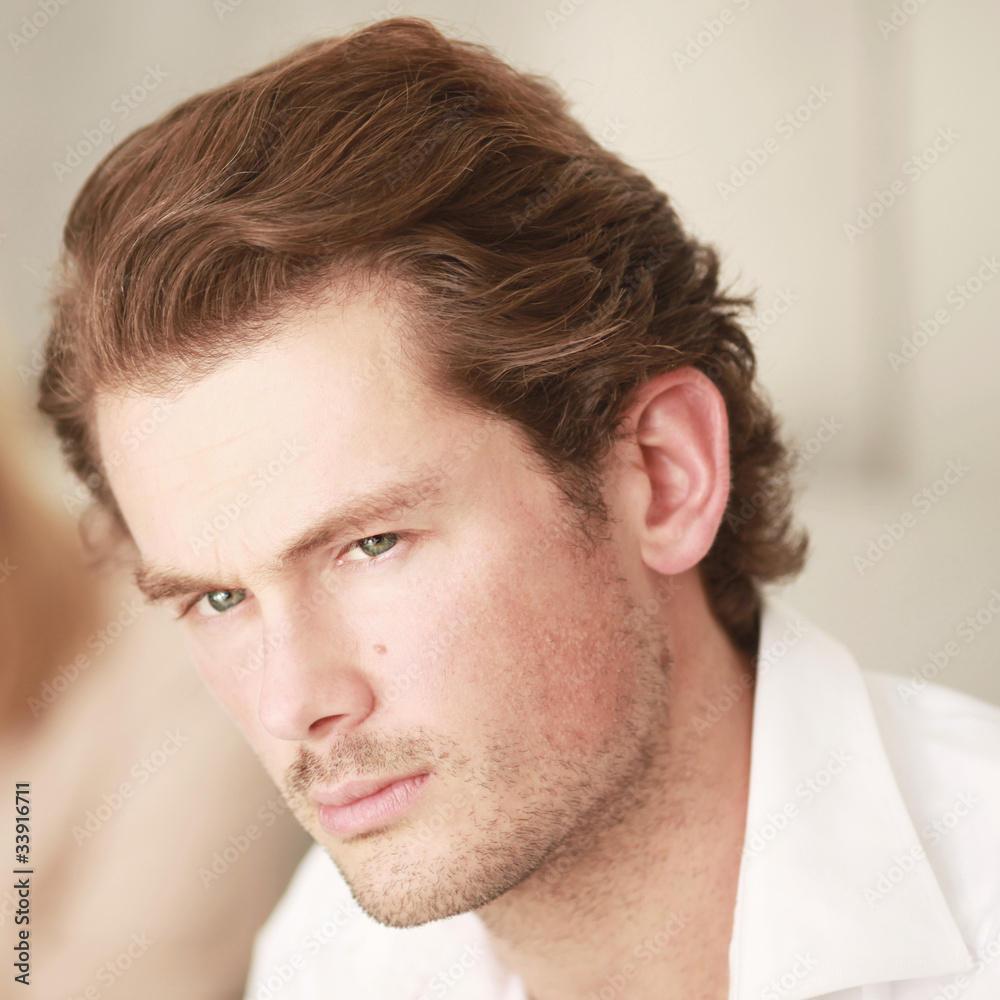 Obraz premium Mann in einer Beziehung