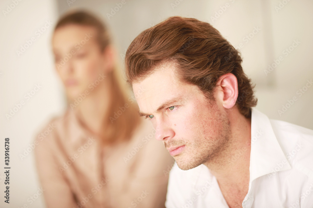 Obraz premium Mann in einer Beziehung