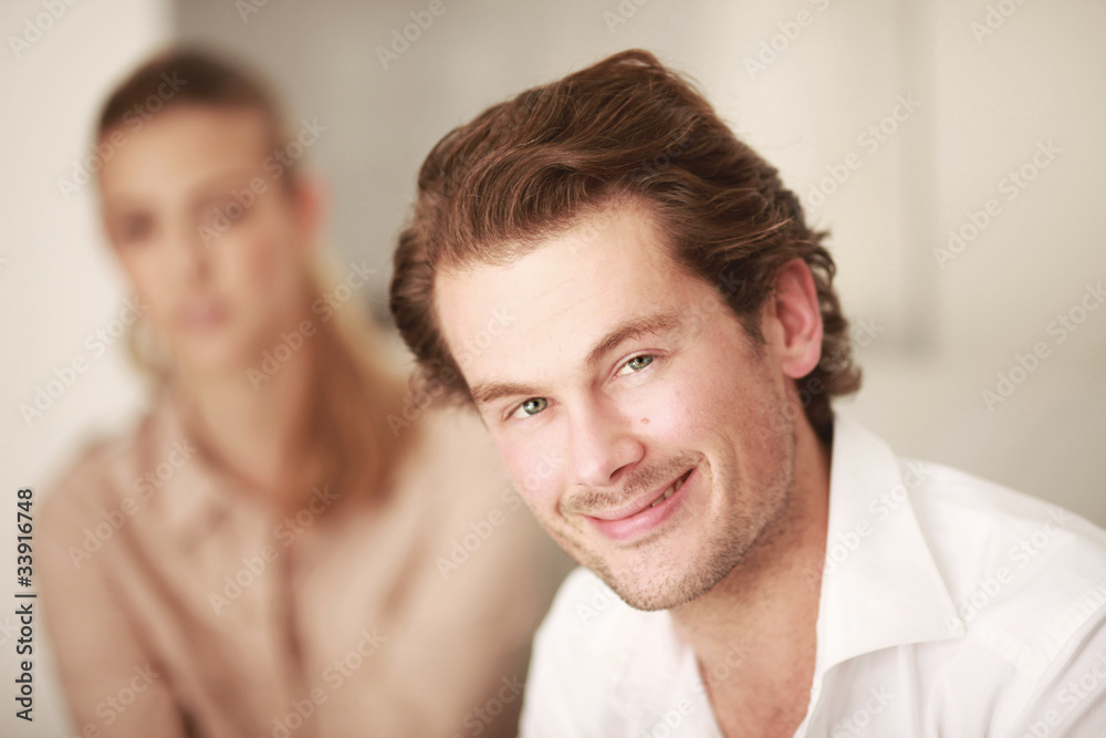 Obraz premium glückliches junges Paar